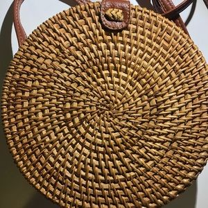 Round wicker/rattan cross body bag